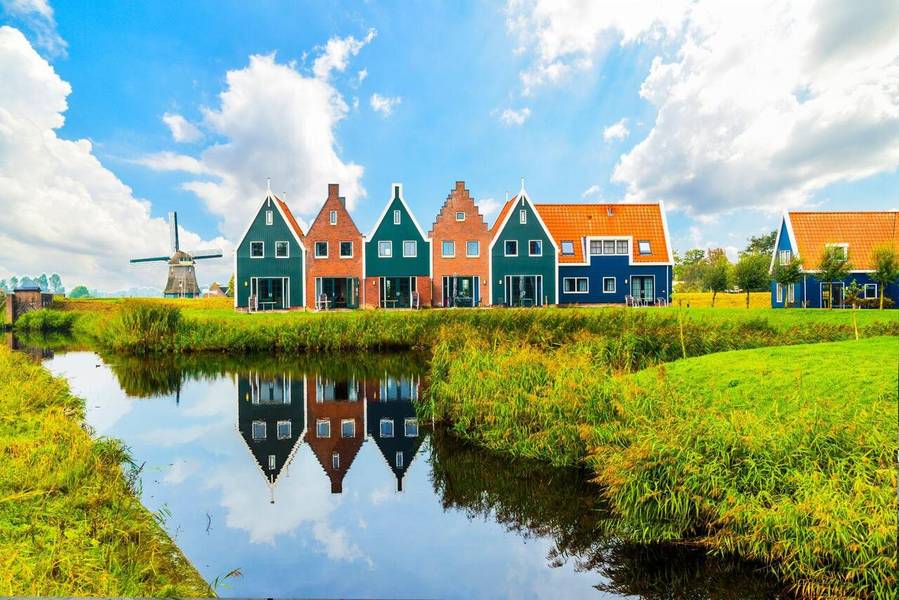Những ngôi nhà cổ điển đầy màu sắc là biểu tượng của làng chài Volendam. 