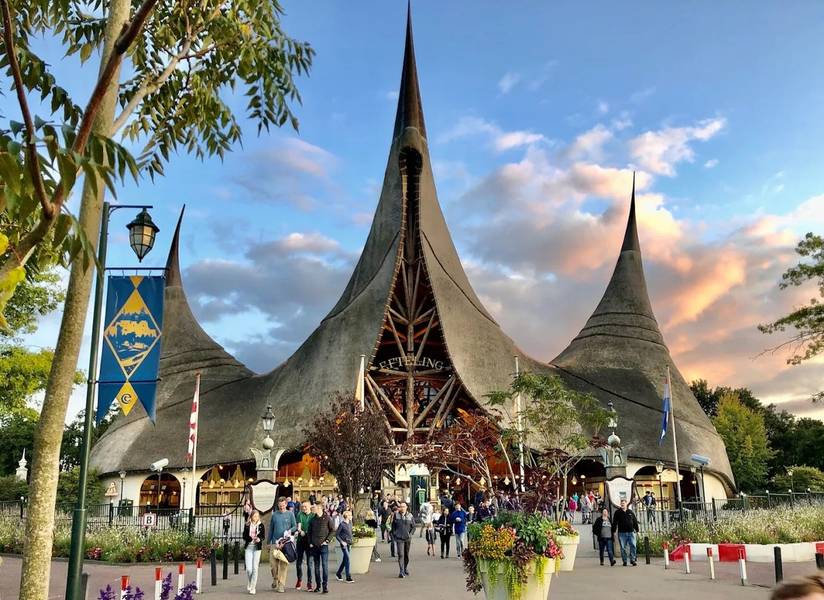 Kiến trúc mái vòm ở Công viên giải trí Efteling tựa như vương quốc cổ tích chào đón du khách. 