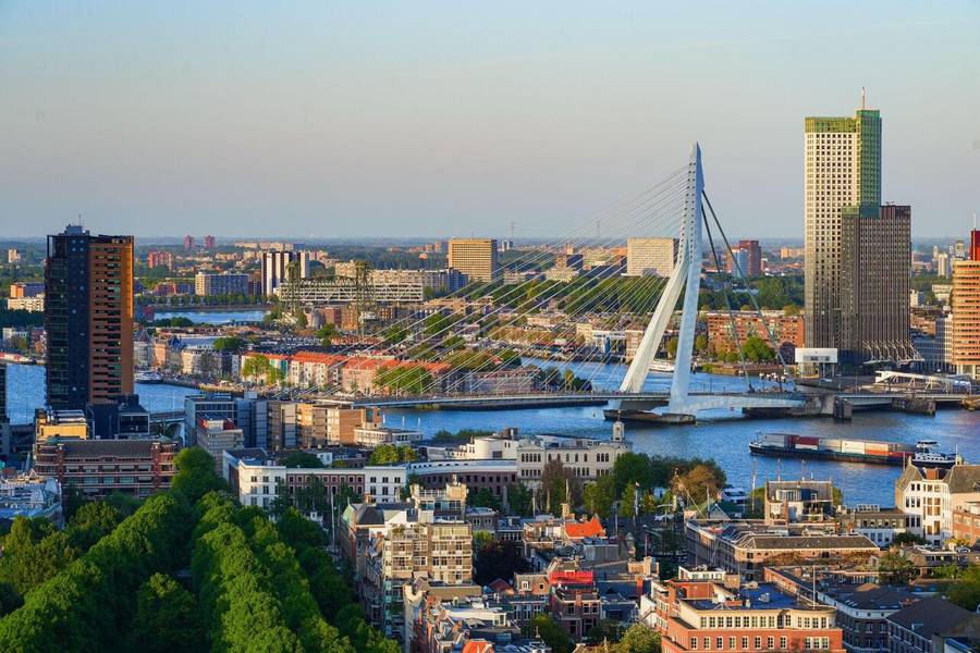 Tầm nhìn toàn cảnh thành phố và cầu Erasmus khi đứng tại đỉnh của tháp Euromast. 