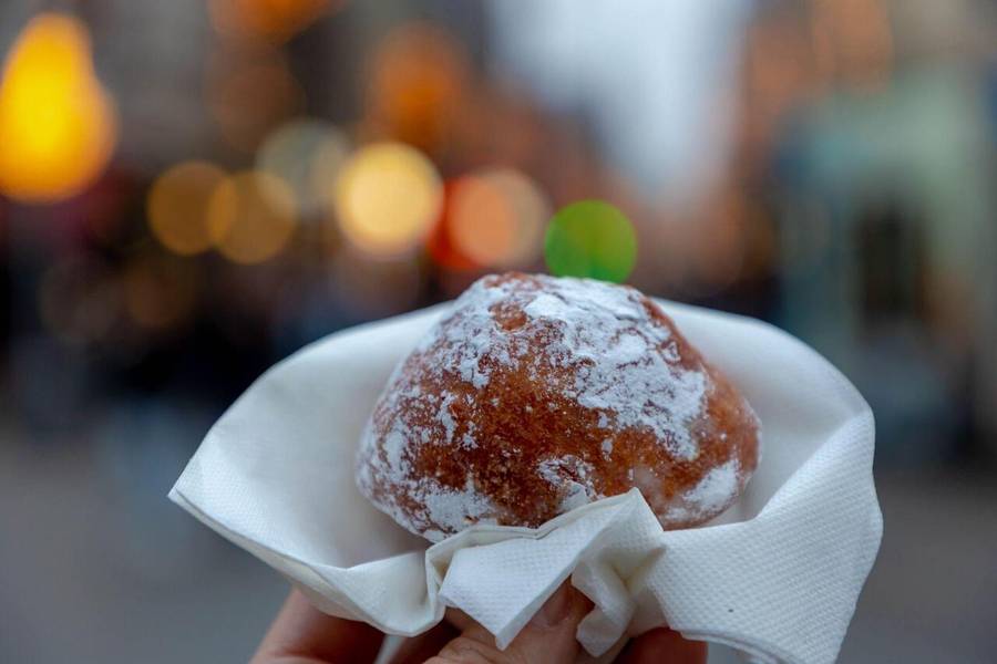 Oliebollen là món ăn vặt truyền thống tại Hà Lan. 