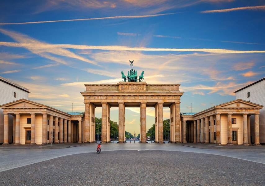 Cổng thành Brandenburg là toạ độ tham quan hút khách nhất tại Berlin. 