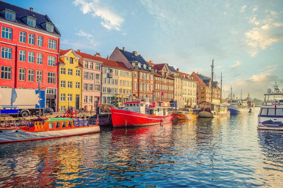 Bến cảng Nyhavn rực rỡ sắc màu. 
