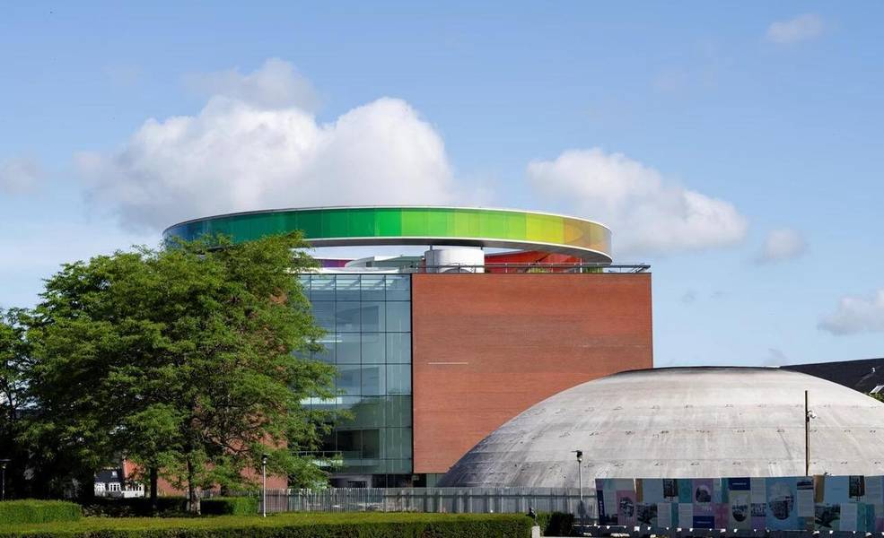 ARoS Aarhus Art Museum nổi bật với cây cầu cầu vồng 360 độ. 