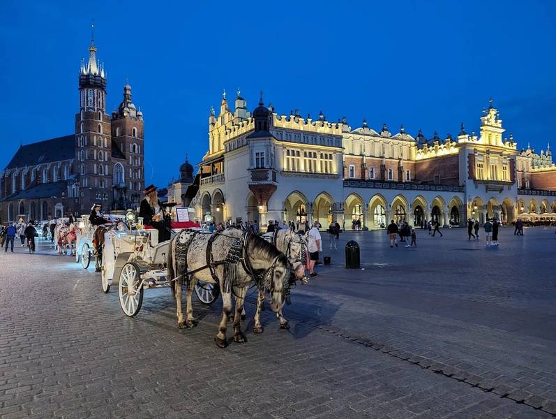 Khung cảnh ấn tượng tại quảng trường chợ chính (Rynek Główny)) vào buổi tối ở Ba Lan. 