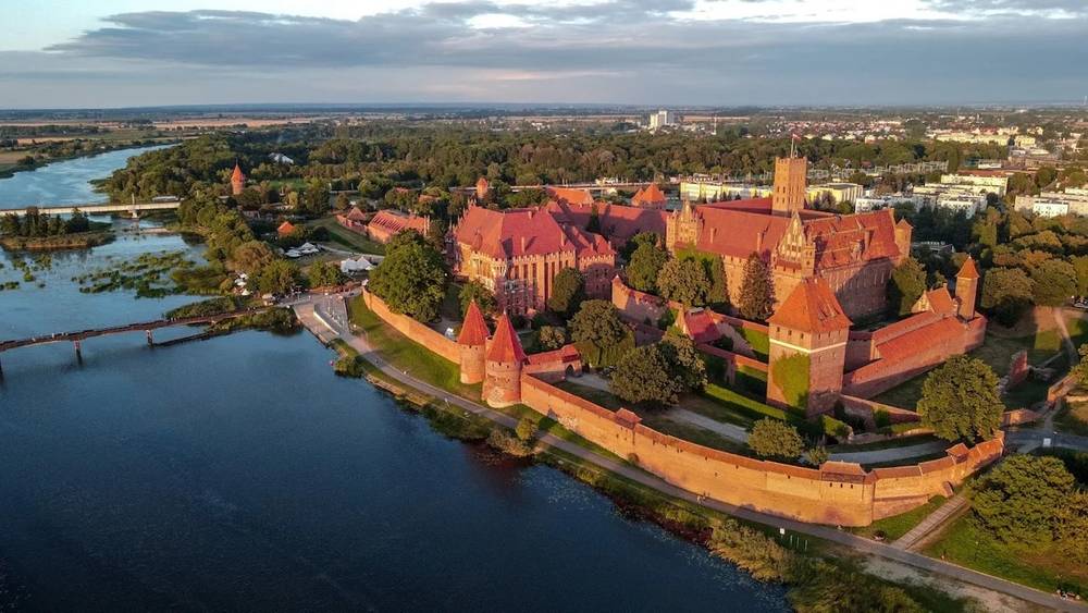 Lâu đài gạch đỏ khổng lồ Malbork nổi bật giữa thành phố Gdańsk.