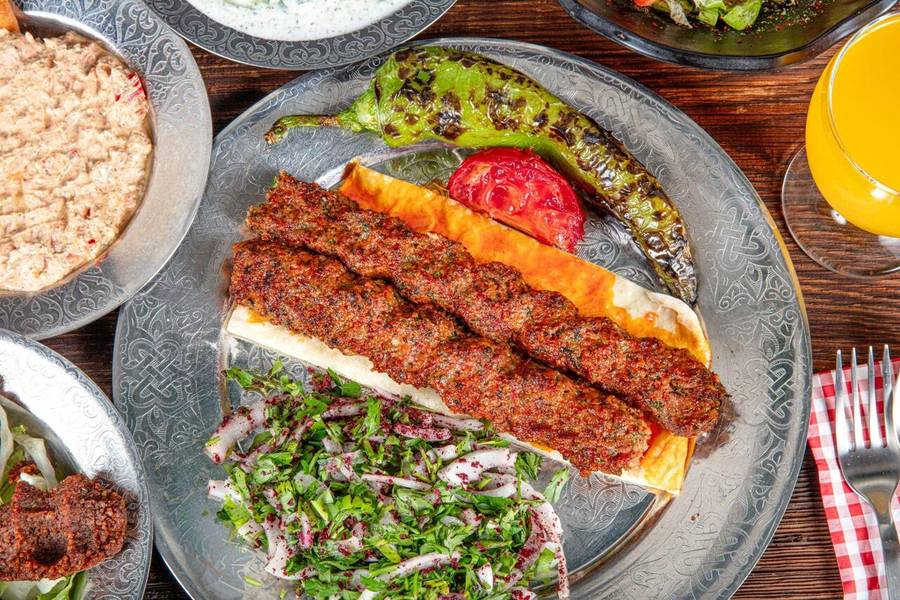 Kebabs là món thịt nướng nổi tiếng của Thổ Nhĩ Kỳ. 