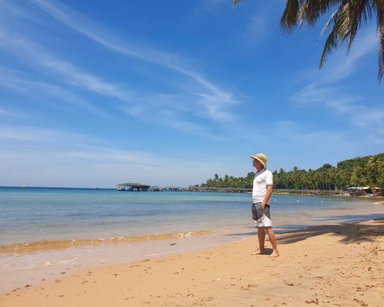 Biển Hòn Thơm với làn nước trong xanh.