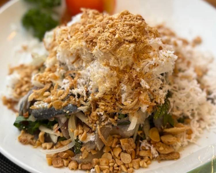Gỏi cá trích là món ăn quen thuộc với ẩm thực Hòn Thơm Phú Quốc.