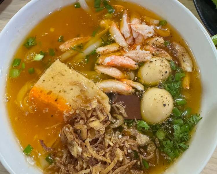 Bánh canh ghẹ là món ăn nổi bật của Hòn Thơm.