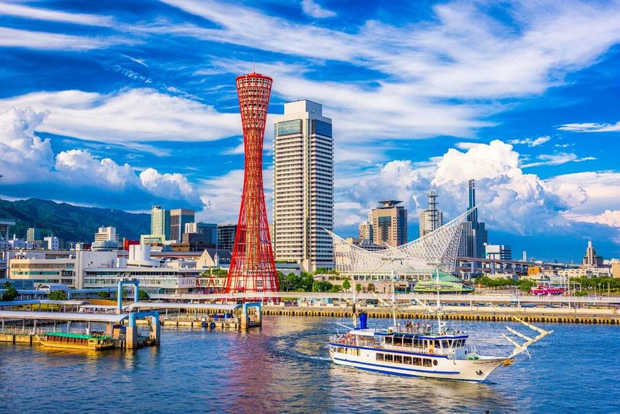 Tòa tháp cảng Kobe đỏ rực tô điểm cho vẻ đẹp hiện đại và sôi động của thành phố. 