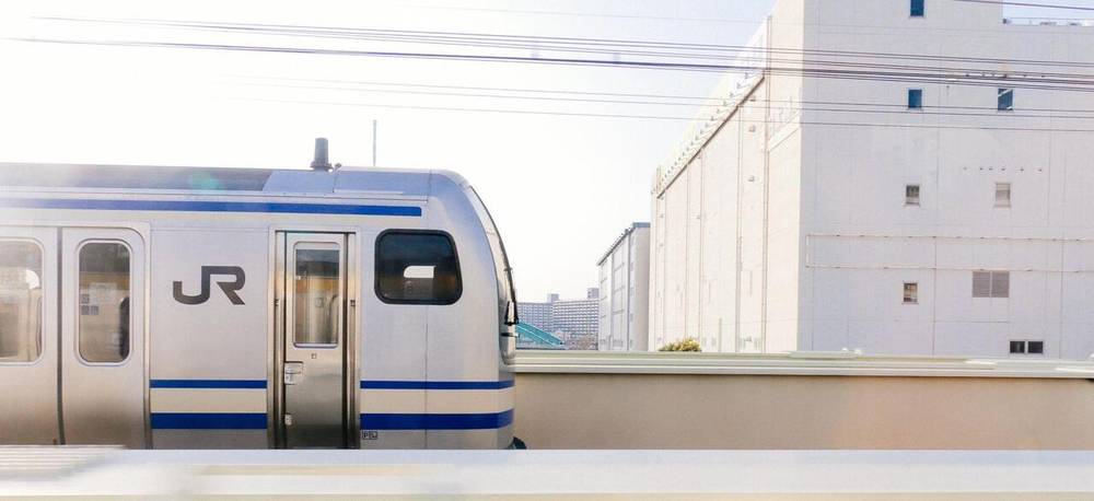 Tuyến tàu JR giúp du khách di chuyển thuận tiện đến các địa điểm du lịch Kobe. 