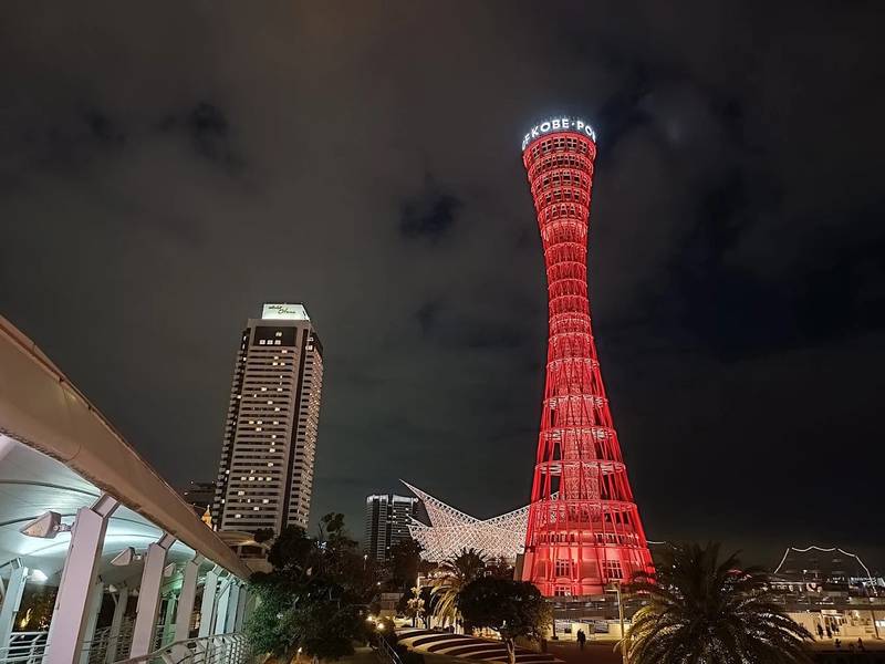 Tháp cảng Kobe lên đèn lộng lẫy vào ban đêm. 