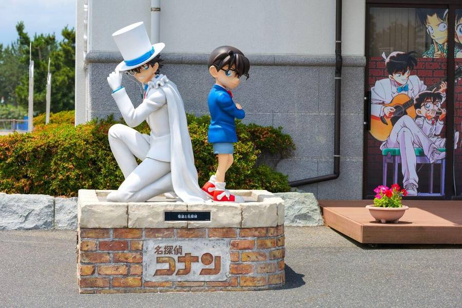 Tượng nhân vật Kaito Kid và Conan tại bảo tàng Quê hương Gosho Aoyama (Gosho Aoyama Manga Factory)