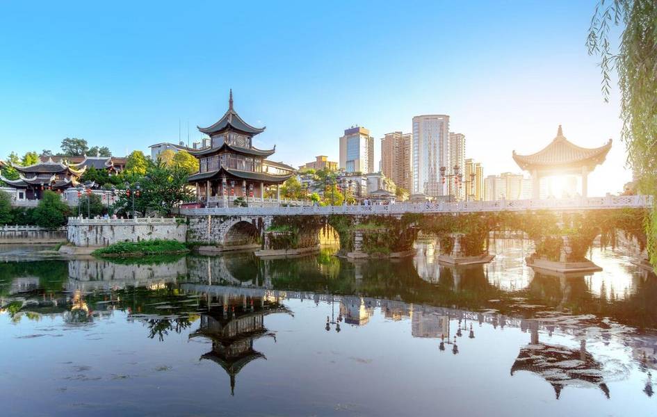 Thanh Nham Cổ Trấn nổi bật với những cổng vòm đá cong vượt thời gian. 