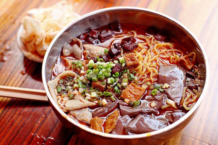 Mì Changwang nổi bật với dầu ớt cay nồng, đậm vị. 