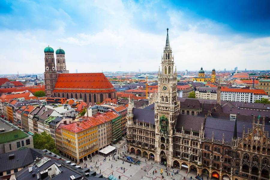 Cặp mái vòm xanh lục độc đáo của Nhà thờ Frauenkirche  là dấu ấn kiến trúc giữa bầu trời Munich. 