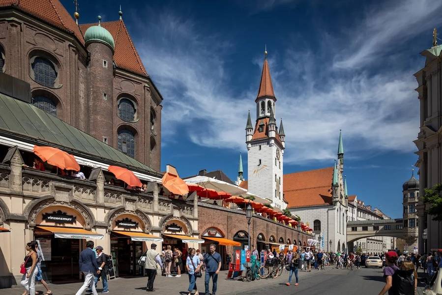 Du khách hòa mình trong không khí ẩm thực và mua sắm truyền thống tại Chợ Viktualienmarkt. 