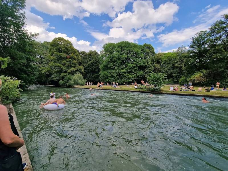 Lướt sóng nhân tạo là trải nghiệm độc đáo nhất tại vườn Anh Munich. 
