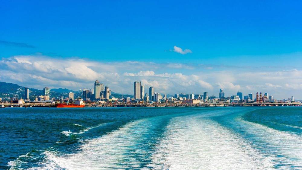 Di chuyển đến Cebu bằng tàu cao tốc cho du khách cơ hội ngắm nhìn cảnh đẹp suốt dọc hành trình. 