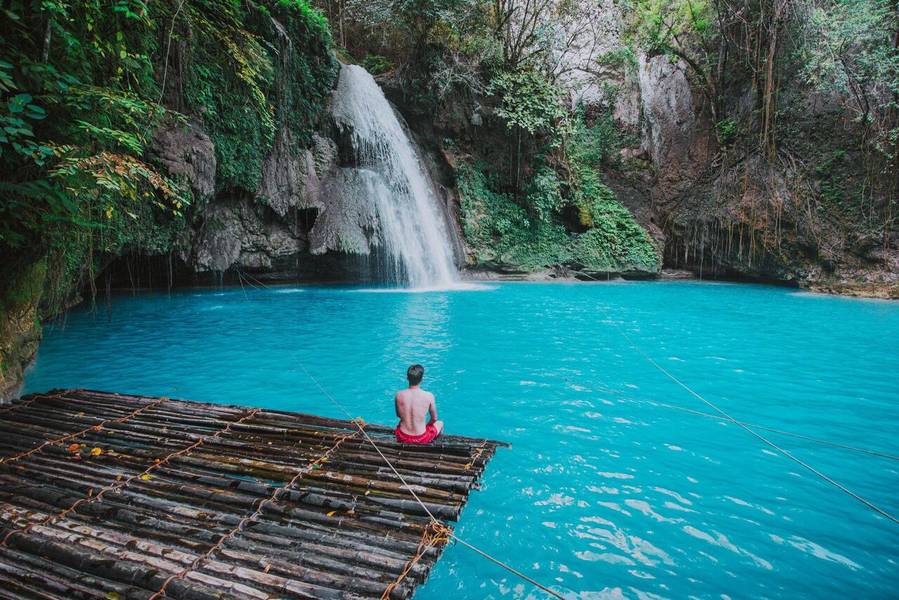 Làn nước trong xanh mát bên dưới thác Kawasan, Cebu. 