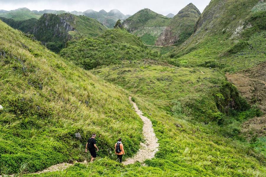 Du khách đi bộ đường dài chinh phục đỉnh núi Osmeña,aCebu.