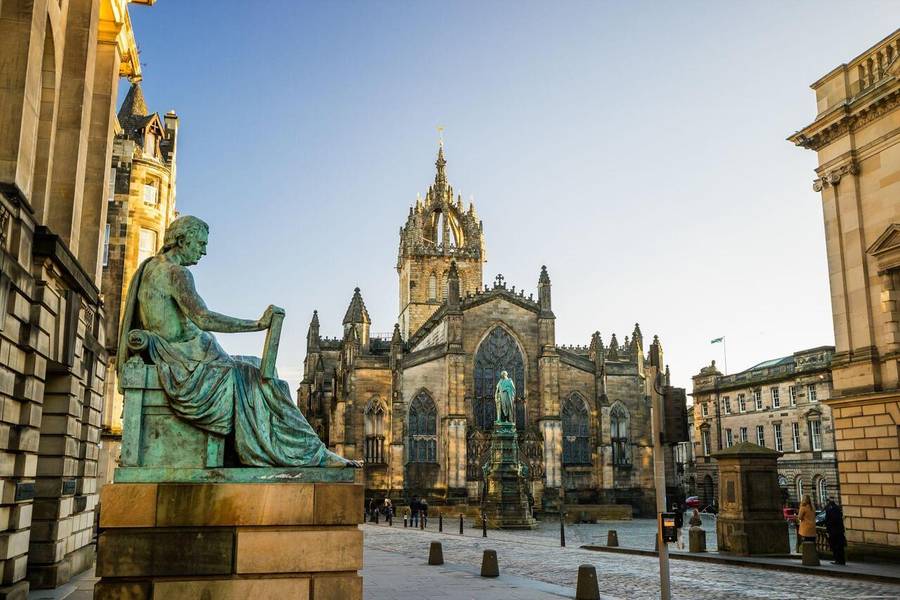 Edinburgh với vẻ đẹp cổ kính hòa quyện cùng nét huyền bí giữa lòng Scotland.  