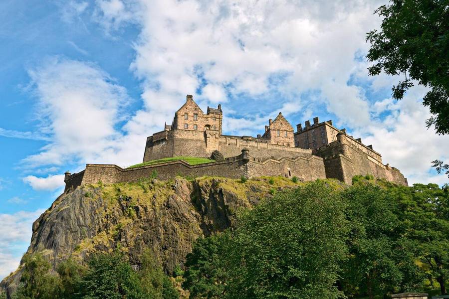 Edinburgh Castle sừng sững trên đỉnh đồi. 
