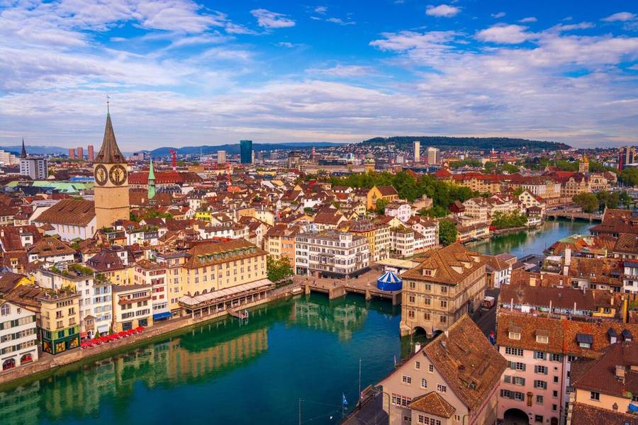 Nét đẹp cổ kính của thành phố Zurich bên sông Limmat. 