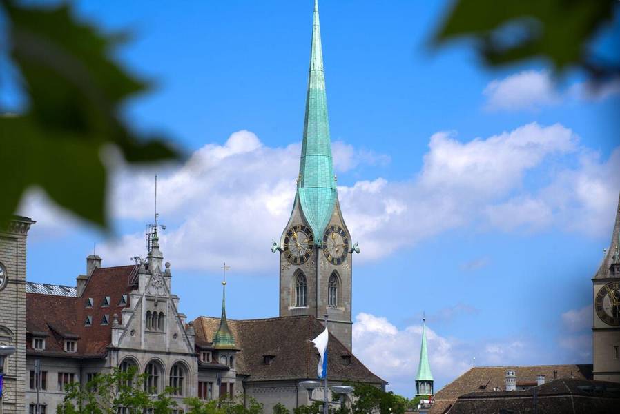 Tháp nhà thờ Fraumünster tại khu phố cổ Zurich. 