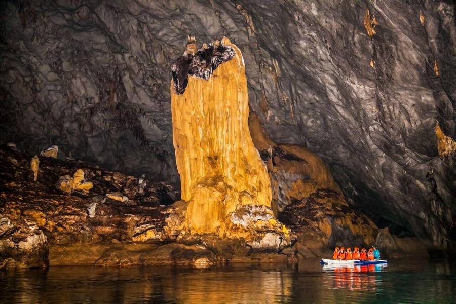 Du khách trải nghiệm đi thuyền khám phá sông ngầm Puerto Princesa. 