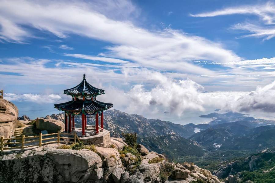 Laoshan mang vẻ đẹp thanh bình của núi rừng bên bờ biển Hoàng Hải.  