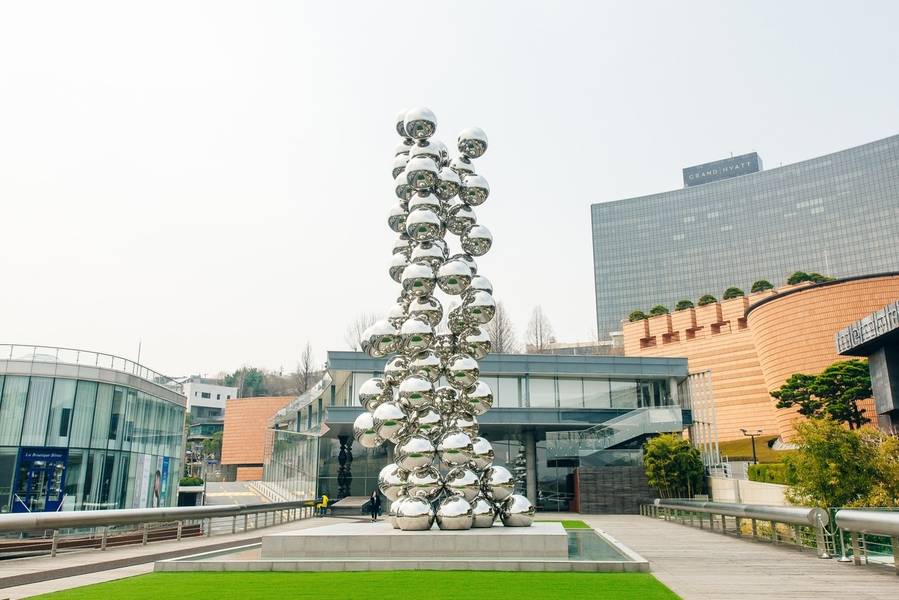 Tác phẩm “Tall Tree and The Eye” của Anish Kapoor được trưng bày trong khu vườn bảo tàng Nghệ thuật Leeum Samsung (Leeum Museum of Art)

