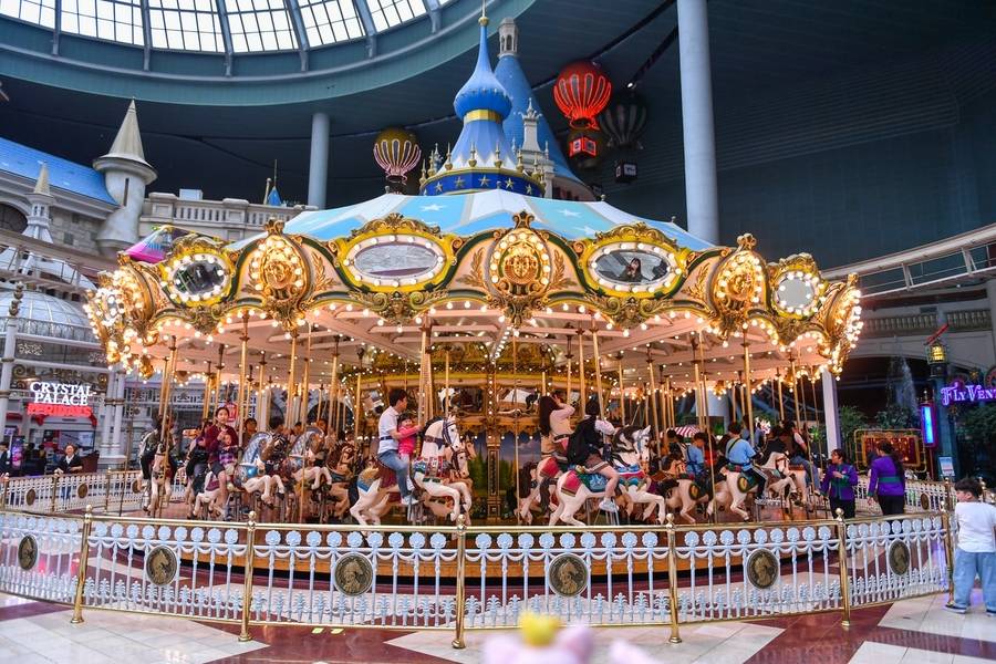 Vô vàn trò chơi hấp dẫn đang chờ đón du khách tại Lotte World. 
