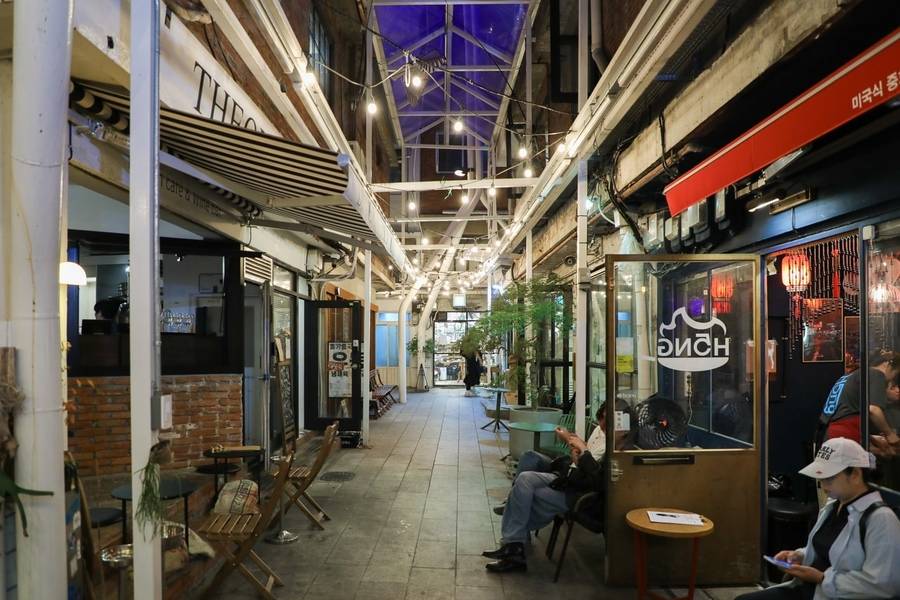 Haebangchon với các quán bar nhỏ, ấm cúng. 

