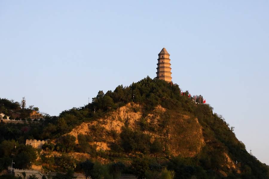 Toàn cảnh đồi tháp Diên An. 

