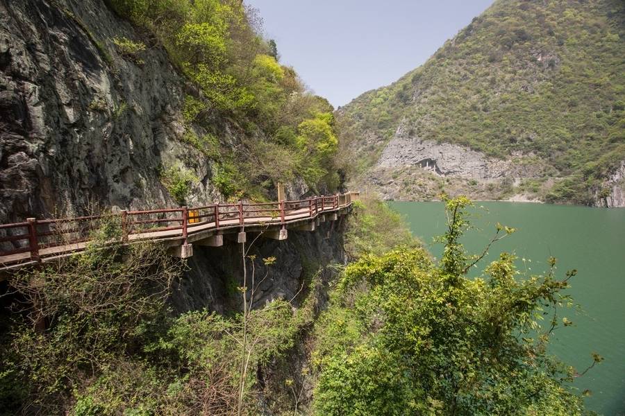 Đường ván Shimen với khung cảnh thiên nhiên hùng vĩ. 
