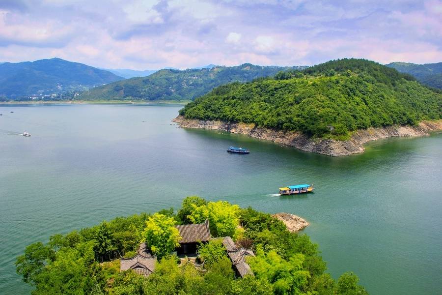 Hồ Yinghu là hồ nhân tạo lớn nhất ở Tây Bắc Trung Quốc.