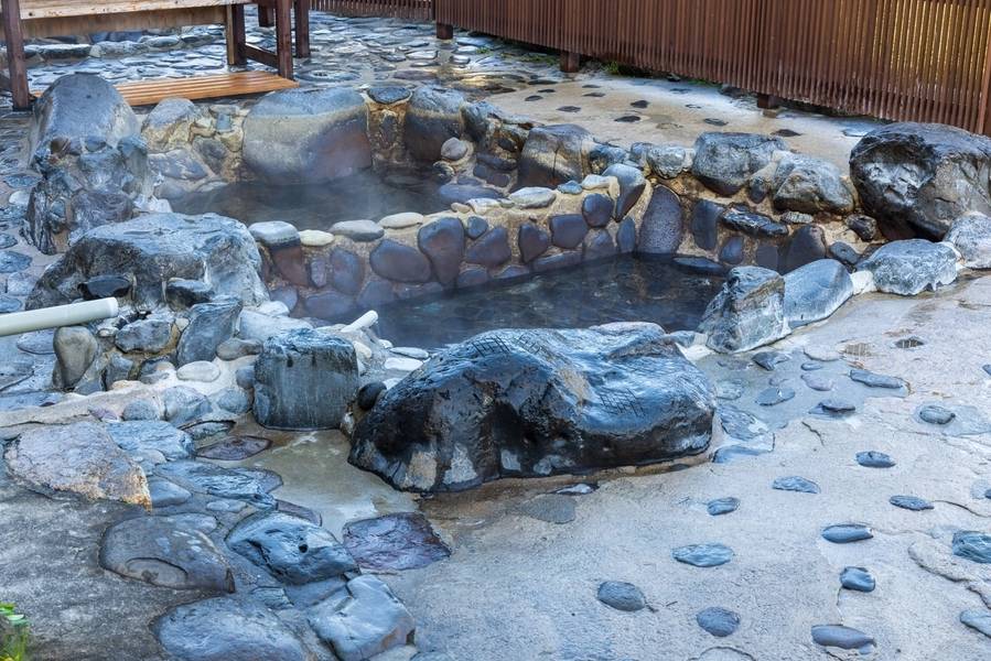 Bồn tắm ngoài trời tại suối nóng onsen Misasa. 
