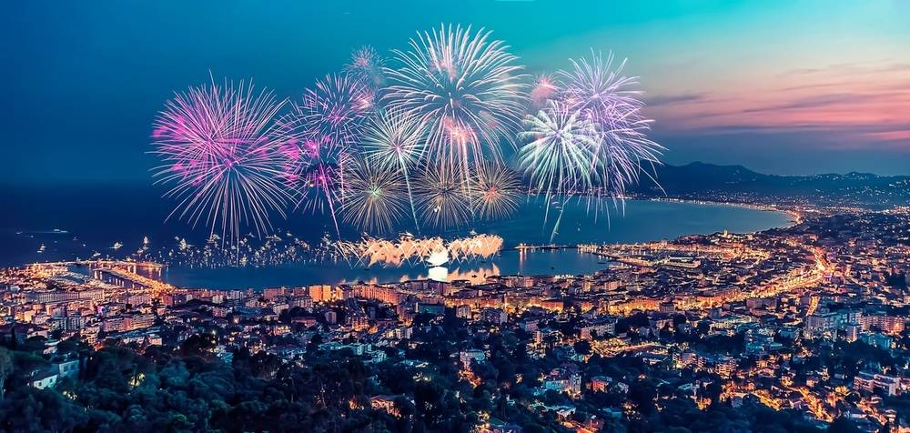 Lễ hội pháo hoa bên bờ biển Riviera, Cannes. 