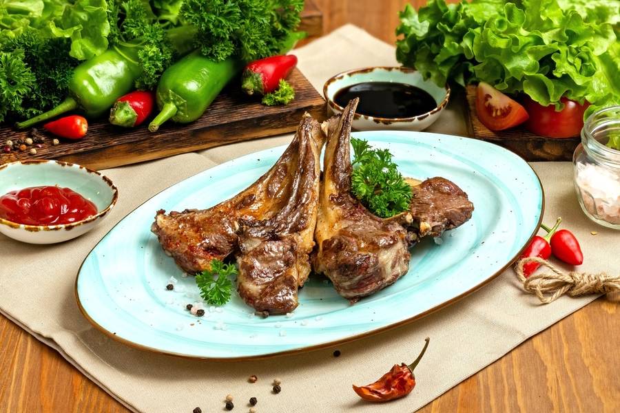 Thưởng thức hương vị miền nam nước Pháp với món sườn cừu nướng thơm mềm. 
