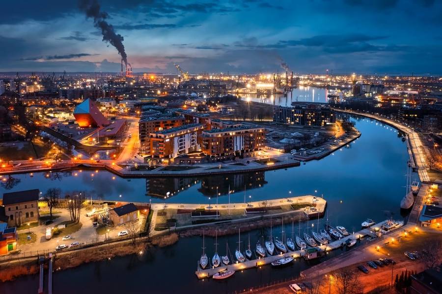 Thành phố cảng Gdańsk lên đèn lộng lẫy về đêm.
