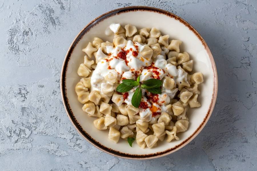 Manti được ăn kèm với sốt sữa chua tỏi và bơ nóng pha ớt bột hoặc bạc hà. 