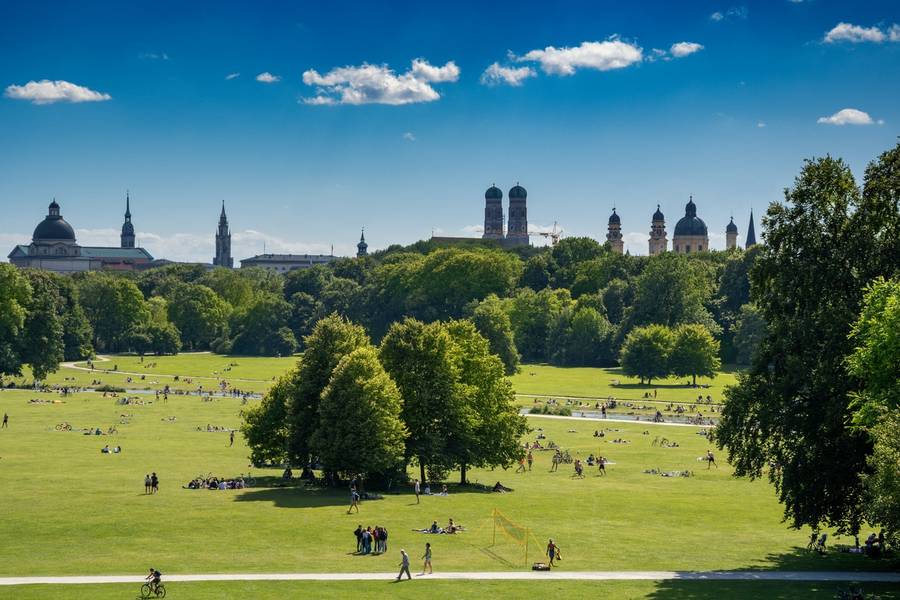 Khung cảnh bao quát vườn Anh tại Munich. 