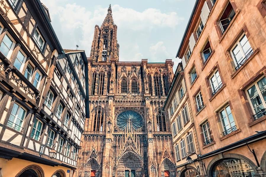 Nhà thờ chính tòa Strasbourg nổi bật uy nghiêm giữa hai dãy nhà cổ kính đặc trưng của thành phố. 
