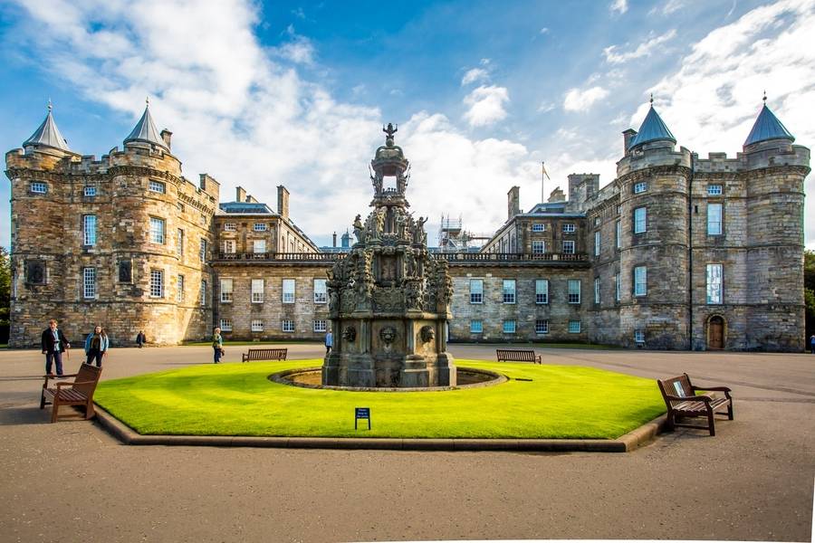 Vẻ uy nghi của Cung điện Holyroodhouse. 
