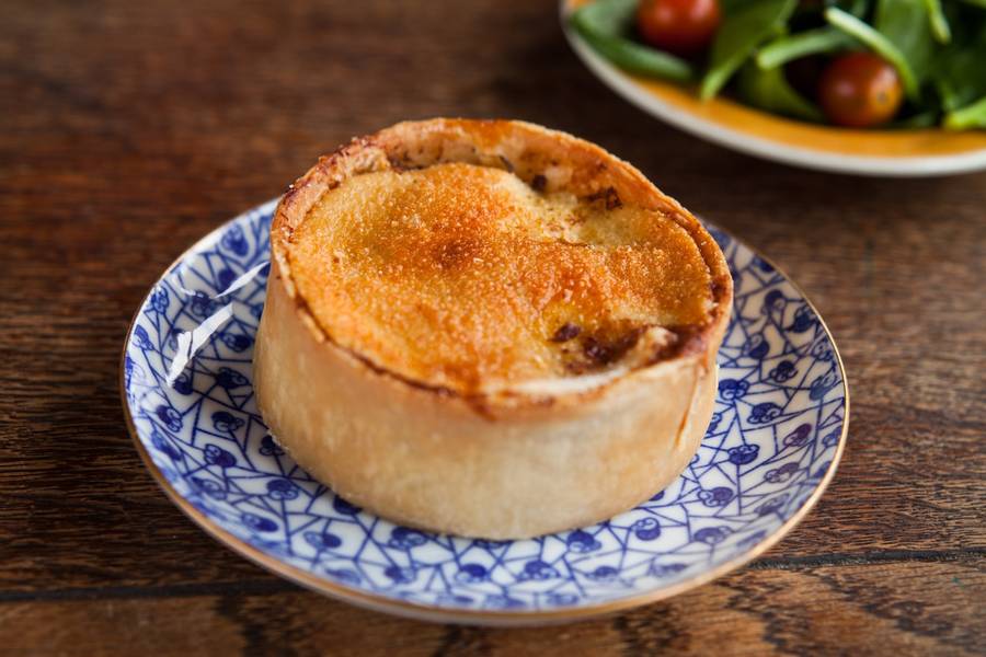 Scotch Pie với dáng tròn thấp và lớp vỏ bánh dày đặc trưng.
