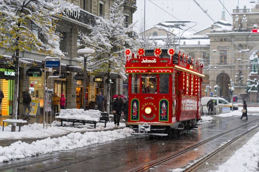 Tàu điện Giáng Sinh Jelmoli trên con phố Bahnhofstrasse tại Zurich. 
