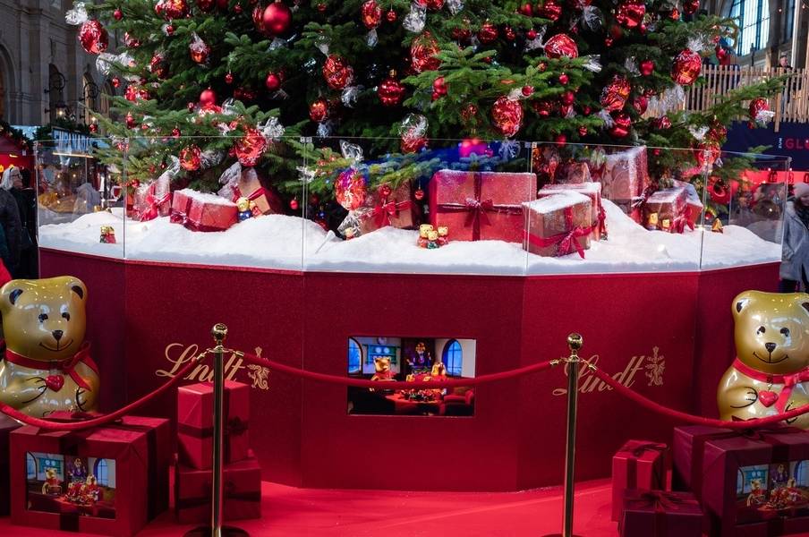 Cây thông Giáng Sinh truyền thống được trang trí bằng socola Lindt. 
