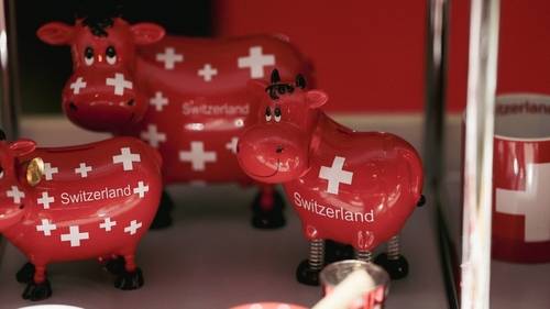 ของฝากรูปวัวสวิส (Swiss Cow Souvenirs)