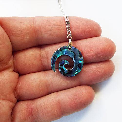 เครื่องประดับจากเปลือกหอยเป๋าฮื้อ (Pāua Shell Jewelry)